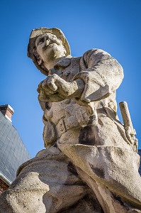 POILUS DE LA GRANDE GUERRE AVEC UNE GRENADE A LA MAIN, MONUMENT AUX MORTS DE LA PREMIERE GUERRE MONDIALE, RUGLES, EURE (27), FRANCE 