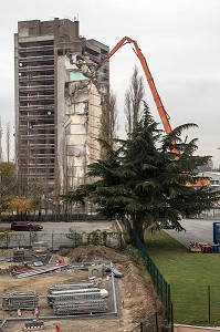 DEMOLITION D'UNE TOUR DANS LE CADRE DU PLUS GRAND PROGRAMME DE RENOVATION URBAINE, GRAND ENSEMBLE DE TOURS DES QUARTIERS SENSIBLES DE CLICHY-SOUS-BOIS - MONTFERMEIL, SEINE-SAINT-DENIS (93), ILE-DE-FRANCE 