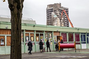 ECOLE MATERNELLE, DEMOLITION D'UNE TOUR DANS LE CADRE DU PLUS GRAND PROGRAMME DE RENOVATION URBAINE, GRAND ENSEMBLE DE TOURS DES QUARTIERS SENSIBLES DE CLICHY-SOUS-BOIS - MONTFERMEIL, SEINE-SAINT-DENIS (93), ILE-DE-FRANCE 