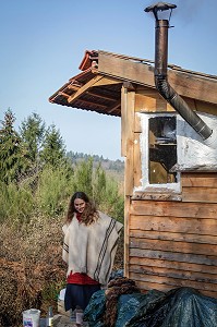 LORELEI DEVANT SA CABANE, ELLE A TOUT QUITTE POUR CONSTRUIRE ET HABITER SA CABANE EN BOIS AU MILIEU DE LA CREUSE, FRANCE 