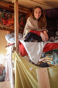 LORELEI DANS SA MEZZANINE, ELLE A TOUT QUITTE POUR CONSTRUIRE ET HABITER SA CABANE EN BOIS AU MILIEU DE LA CREUSE, FRANCE 