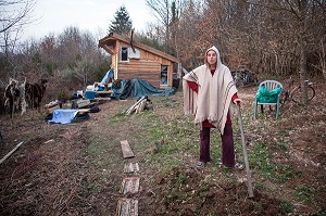 LORELEI PREPARE SA PLANTATION D'OSIER POUR FABRIQUER DES PANIER, ELLE A TOUT QUITTE POUR CONSTRUIRE ET HABITER SA CABANE EN BOIS AU MILIEU DE LA CREUSE, FRANCE 