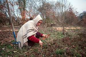 LORELEI PREPARE SA PLANTATION D'OSIER POUR FABRIQUER DES PANIER, ELLE  A TOUT QUITTE POUR CONSTRUIRE ET HABITER SA CABANE EN BOIS AU MILIEU DE LA CREUSE, FRANCE 