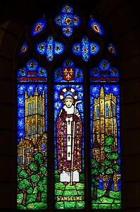 SAINT-ANSELME, ABBE DU BEC HELLOUIN PENDANT LA GUERRE DE CENT ANS, VITRAIL REALISE PAR LE MAITRE VERRIER FRANCOIS DECORCHEMONT, EGLISE SAINT-HELIER, BEUZEVILLE, EURE (27), FRANCE 