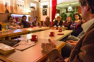 CAFE DES ADOS RESERVE AUX PARENTS D'ADOLESCENTS POUR EXPOSER LEURS PROBLEMES (SEXE, DROGUE, ALCOOL, ISOLEMENT) AVEC L'APPUI D'UN PSYCHOLOGUE, DAMVILLE, EURE (27), FRANCE 