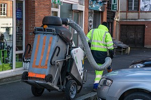 NETTOYAGE DE LA VOIE PUBLIQUE PAR LES EMPLOYES MUNICIPAUX DE LA VILLE DE L'AIGLE, ORNE (61), FRANCE 