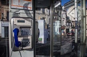 CABINE TELEPHONIQUE VIDE FRANCE TELECOM, VILLE DE L'AIGLE, (61) ORNE, BASSE-NORMANDIE, FRANCE 