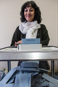 ENVELOPPES REPUBLIQUE FRANCAISE DANS L'URNE, BUREAU DE VOTE DES ELECTIONS MUNICIPALES, RUGLES, EURE (27), FRANCE 
