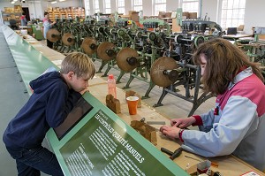 CONTROLE DE QUALITE MANUELLE DES AIGUILLES, USINE DE LA MANUFACTURE BOHIN, CONSERVATOIRE VIVANT DE L’AIGUILLE ET DE L’EPINGLE, SAINT-SULPICE-SUR-RISLE, ORNE (61), FRANC 