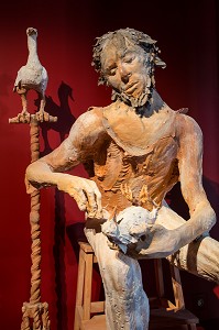 LE TAXIDERMISTE, SCULPTURE DE L'ARTISTE FANNY FERRE, USINE DE LA MANUFACTURE BOHIN, CONSERVATOIRE VIVANT DE L’AIGUILLE ET DE L’EPINGLE, SAINT-SULPICE-SUR-RISLE, ORNE (61), FRANC 