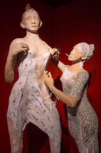 LA COUTURIERE DE HAUTE-COUTURE, SCULPTURE DE L'ARTISTE FANNY FERRE, USINE DE LA MANUFACTURE BOHIN, CONSERVATOIRE VIVANT DE L’AIGUILLE ET DE L’EPINGLE, SAINT-SULPICE-SUR-RISLE, ORNE (61), FRANC 