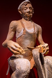 LE CORDONNIER (TRAVAIL DU CUIR), SCULPTURE DE L'ARTISTE FANNY FERRE, USINE DE LA MANUFACTURE BOHIN, CONSERVATOIRE VIVANT DE L’AIGUILLE ET DE L’EPINGLE, SAINT-SULPICE-SUR-RISLE, ORNE (61), FRANC 