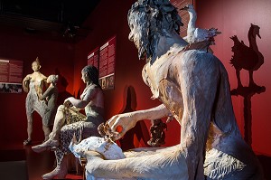 LE TAXIDERMISTE, SCULPTURE DE L'ARTISTE FANNY FERRE, USINE DE LA MANUFACTURE BOHIN, CONSERVATOIRE VIVANT DE L’AIGUILLE ET DE L’EPINGLE, SAINT-SULPICE-SUR-RISLE, ORNE (61), FRANC 