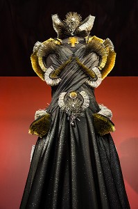 ROBE D'EPINGLES DU CREATEUR DE MODE EYMERIC FRANCOIS, USINE DE LA MANUFACTURE BOHIN, CONSERVATOIRE VIVANT DE L’AIGUILLE ET DE L’EPINGLE, SAINT-SULPICE-SUR-RISLE, ORNE (61), FRANC 