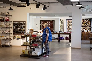 MAGASIN POUR LA VENTE DES PRODUITS DE L'USINE DE LA MANUFACTURE BOHIN, CONSERVATOIRE VIVANT DE L’AIGUILLE ET DE L’EPINGLE, SAINT-SULPICE-SUR-RISLE, ORNE (61), FRANC 