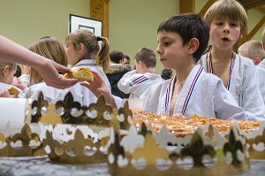 GALETTE DES ROIS A L'OCCASION D'UN TOURNOI DE JUDO POUR LES PLUS JEUNES, DOJO DE RUGLES (27), EURE, FRANCE 