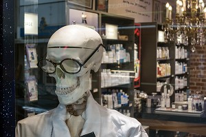 PORTRAIT D'UNE TETE DE MORT AVEC DES LUNETTES DANS UNE BOUTIQUE DE PRODUITS COSMETIQUES, PARIS, FRANCE 