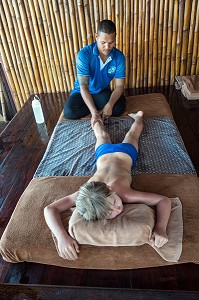 MASSAGE TRADITIONNEL THAILANDAIS D'UN ENFANT EUROPEEN, BAN SAPHAN, THAILANDE, ASIE 