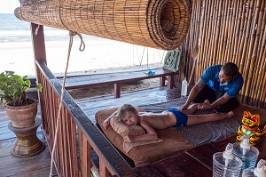 MASSAGE TRADITIONNEL THAILANDAIS D'UN ENFANT EUROPEEN, BAN SAPHAN, THAILANDE, ASIE 