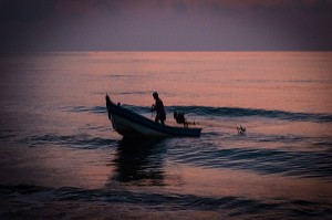 PECHEUR QUI PART A LA PECHE A L'AUBE, BAN SAPHAN, THAILANDE, ASIE 