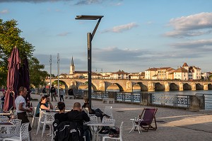 TERRASSE DE CAFE SUR LE QUAI LAMARTINE ET PONT SAINT-LAURENT PRES DE LA SAONE, MACON (71), FRANCE 