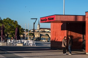 TERRASSE DE CAFE SUR LE QUAI LAMARTINE (POISSONNIERE - PREFECTURE) ET PONT SAINT-LAURENT PRES DE LA SAONE, MACON (71), FRANCE 