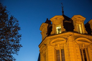 FACADE D'IMMEUBLE EN PIERRE DE NUIT, RUE VICTOR HUGO, MACON (71), FRANCE 