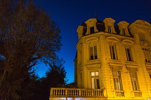 FACADE D'IMMEUBLE EN PIERRE DE NUIT, RUE VICTOR HUGO, MACON (71), FRANCE 