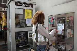 CABINE TELEPHONIQUE ET LA BOITE A LIRE, ECHANGE DE LIVRE EN LIBRE SERVICE, CENTRE-VILLE DE MAINTENON, EURE-ET-LOIR (28), FRANCE 