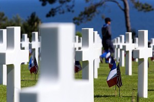 LES CROIX BLANCHES DES 10 000 SOLDATS AMERICAINS MORTS AU FRONT SUR LA PLAGE D'OMAHA BEACH LORS DE LA DEUXIEME GUERRE MONDIALE, COMMEMORATION AU CIMETIERE AMERICAIN, CEREMONIE DU 70 EME ANNIVERSAIRE DU DEBARQUEMENT EN NORMANDIE, COLLEVILLE-SUR-MER (14), FRANCE 