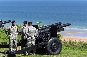 SOLDATS AMERICAINS ET ARTILLERIE LOURDE DEVANT LA PLAGE D'OMAHA BEACH, COMMEMORATION AU CIMETIERE AMERICAIN, CEREMONIE DU 70 EME ANNIVERSAIRE DU DEBARQUEMENT EN NORMANDIE, COLLEVILLE-SUR-MER (14), FRANCE 