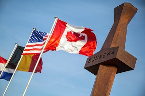 MONUMENT EN HOMMAGE AU SOLDATS SUR LA PLAGE DE JUNO BEACH LE 6 JUIN 1944, COURSEULLES-SUR-MER (14), FRANCE 