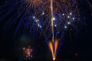 FEUX D'ARTIFICE TIRE PAR LA SOCIETE LE 8EME ART POUR L'EMBRASEMENT DE LA COTE POUR LES FESTIVITES DE LA CEREMONIE DU 70 EME ANNIVERSAIRE DU DEBARQUEMENT EN NORMANDIE, COURSEULLES-SUR-MER (14), FRANCE 