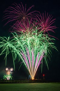 FEUX D'ARTIFICE TIRE PAR LA SOCIETE LE 8EME ART POUR L'EMBRASEMENT DE LA COTE POUR LES FESTIVITES DE LA CEREMONIE DU 70 EME ANNIVERSAIRE DU DEBARQUEMENT EN NORMANDIE, COURSEULLES-SUR-MER (14), FRANCE 