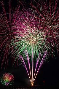FEUX D'ARTIFICE TIRE PAR LA SOCIETE LE 8EME ART POUR L'EMBRASEMENT DE LA COTE POUR LES FESTIVITES DE LA CEREMONIE DU 70 EME ANNIVERSAIRE DU DEBARQUEMENT EN NORMANDIE, COURSEULLES-SUR-MER (14), FRANCE 