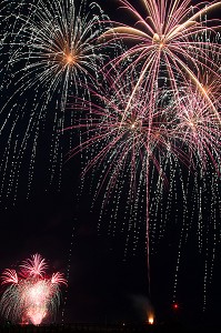 FEUX D'ARTIFICE TIRE PAR LA SOCIETE LE 8EME ART POUR L'EMBRASEMENT DE LA COTE POUR LES FESTIVITES DE LA CEREMONIE DU 70 EME ANNIVERSAIRE DU DEBARQUEMENT EN NORMANDIE, COURSEULLES-SUR-MER (14), FRANCE 