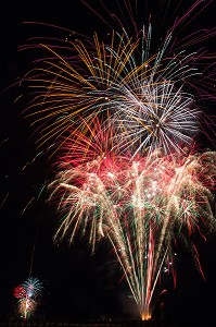 FEUX D'ARTIFICE TIRE PAR LA SOCIETE LE 8EME ART POUR L'EMBRASEMENT DE LA COTE POUR LES FESTIVITES DE LA CEREMONIE DU 70 EME ANNIVERSAIRE DU DEBARQUEMENT EN NORMANDIE, COURSEULLES-SUR-MER (14), FRANCE 