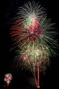 FEUX D'ARTIFICE TIRE PAR LA SOCIETE LE 8EME ART POUR L'EMBRASEMENT DE LA COTE POUR LES FESTIVITES DE LA CEREMONIE DU 70 EME ANNIVERSAIRE DU DEBARQUEMENT EN NORMANDIE, COURSEULLES-SUR-MER (14), FRANCE 