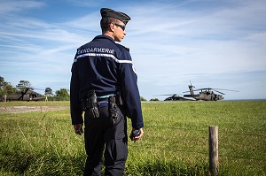 GENDARMES ET MILITAIRES, SURVEILLANCE MAXIMUM AUTOUR DU CIMETIERE AMERICAIN POUR LES CEREMONIES DU 70 EME ANNIVERSAIRE DU DEBARQUEMENT EN NORMANDIE, COLLEVILLE-SUR-MER (14), FRANCE