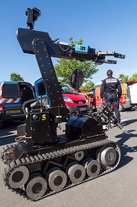 SERVICE DE DEMINAGE DE LA SECURITE CIVILE, DEMINEURS EN ALERTE MAXIMUM AUTOUR DU CIMETIERE AMERICAIN POUR LA VENUE DU PRESIDENT BARACK OBAMA, CEREMONIE DU 70 EME ANNIVERSAIRE DU DEBARQUEMENT EN NORMANDIE, COLLEVILLE-SUR-MER (14), FRANCE