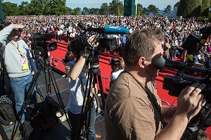 LES TELEVISIONS ET AGENCES DE PRESSE LORS DES COMMEMORATION AU CIMETIERE AMERICAIN, CEREMONIE DU 70 EME ANNIVERSAIRE DU DEBARQUEMENT EN NORMANDIE, COLLEVILLE-SUR-MER (14), FRANCE
