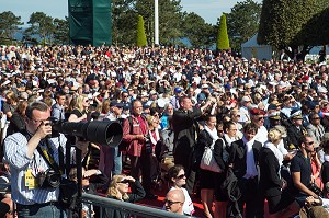 LES 10 000 INVITES DE LA COMMEMORATION AU CIMETIERE AMERICAIN EN PRESENCE BARACK OBAMA ET FRANCOIS HOLLANDE, CEREMONIE DU 70 EME ANNIVERSAIRE DU DEBARQUEMENT EN NORMANDIE, COLLEVILLE-SUR-MER (14), FRANCE 