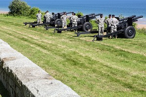 SOLDATS AMERICAINS ET ARTILLERIE LOURDES DEVANT LA PLAGE D'OMAHA BEACH, COMMEMORATION AU CIMETIERE AMERICAIN, CEREMONIE DU 70 EME ANNIVERSAIRE DU DEBARQUEMENT EN NORMANDIE, COLLEVILLE-SUR-MER (14), FRANCE 