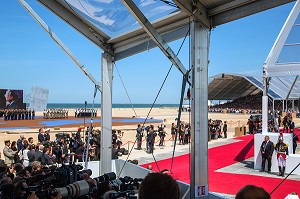 LA PRESSE DEVANT LES CHAPITEAUX POUR L'ACCUEIL DE LA CEREMONIE DES COMMEMORATIONS DU 70 EME ANNIVERSAIRE DU DEBARQUEMENT EN NORMANDIE AVEC FRANCOIS HOLLANDE, OUISTREHAM (14), FRANCE 