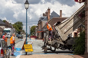 CHANTIER DE TRAVAUX PUBLICS POUR LE REAMENAGEMENT DE LA PLACE DE LA MAIRIE DE LA FERTE-VIDAME, EURE-ET-LOIR (28), FRANCE 