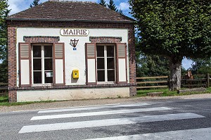 PETITE MAIRIE DE CAMPAGNE AVEC SA BOITE AUX LETTRES, VILLAGE DE TARDAIS, EURE-ET-LOIR (28), FRANCE 