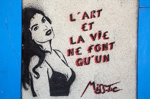 ART DE LA RUE AVEC MISS TIC 'L'ART ET LA VIE NE FONT QU'UN', ARTISTE ET POETE D'ART URBAIN, MUR DE CHARTRES, EURE-ET-LOIR (28), FRANCE 