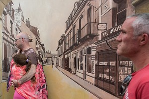 PASSANTS DEVANT UN TROMPE L'OEIL DE LA VILLE DU DEBUT DU SIECLE, RUGLES, (27) EURE, FRANCE 