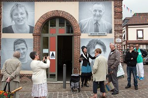 SPECTACLES DE RUES POUR LE FESTIVAL CULTUREL RUGL'ART, EXPOSITION DE PHOTOGRAPHIES GEANTES DES GENS DE LA VILLE SUR LES MURS, RUGLES, (27) EURE, FRANCE
