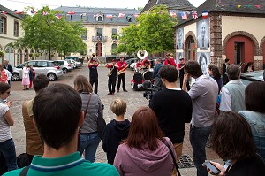 SPECTACLES DE RUES (LA BANDE A JOJO) POUR LE FESTIVAL CULTUREL RUGL'ART, EXPOSITION DE PHOTOGRAPHIES GEANTES DES GENS DE LA VILLE SUR LES MURS, RUGLES, (27) EURE, FRANCE